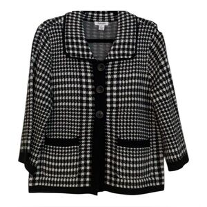 Hampton Studios 3/4 Sleeve Cardigan
Size Large
Black/White Houndstooth